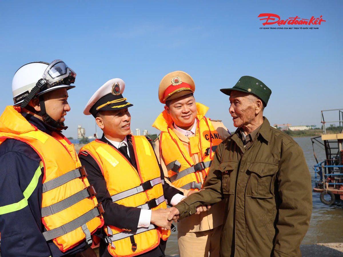 Tại buổi làm việc, đoàn công tác đã trực tiếp tuyên truyền, hướng dẫn bà con chấp hành nghiêm các quy định về an toàn giao thông đường thủy nội địa; đồng thời cảnh báo những phương thức, thủ đoạn hoạt động của tội phạm có thể nảy sinh trên địa bàn sông nước. Người dân được hướng dẫn các kỹ năng nhận diện, phát hiện và đấu tranh, ngăn chặn hành vi vi phạm pháp luật, tích cực tham gia phong trào toàn dân bảo vệ an ninh Tổ quốc.