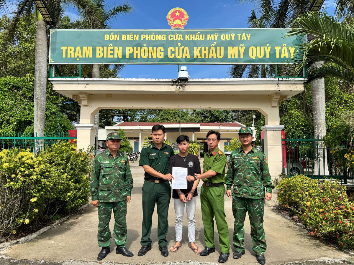 Đồn biên phòng bàn giao đối tượng Long (áo đen) cho lực lượng công an. Ảnh: B.P.