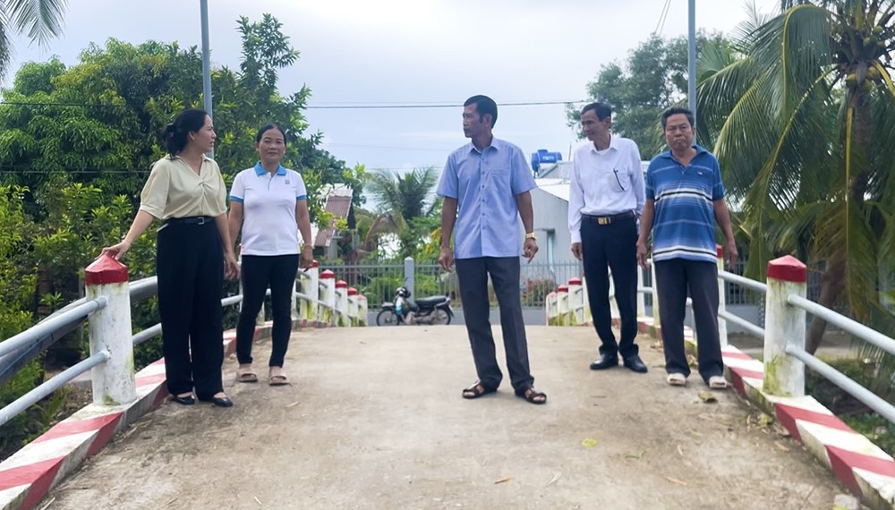 Thành viên Ban giám sát đầu tư cộng đồng xã Thạnh Phú (Cần Thơ) giám sát chất lượng công trình cầu Bờ Hồ ở ấp 1, xã Thạnh Phú.