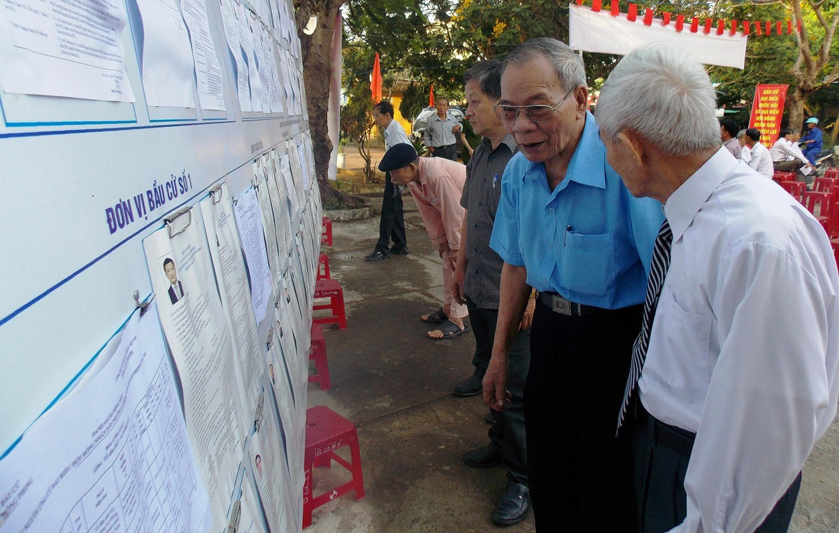 Các cử tri xem tiểu sử của các ứng cử viên. Ảnh minh họa..