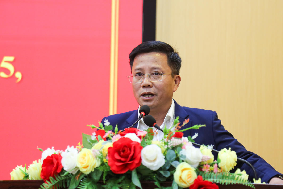 Nhà báo Nguyễn Anh Tuấn - Phó Trưởng Văn phòng, Phụ trách VPĐD Báo Đại đoàn kết khu vực Bắc Trung bộ phát biểu tại hội nghị. Ảnh: Đình Minh