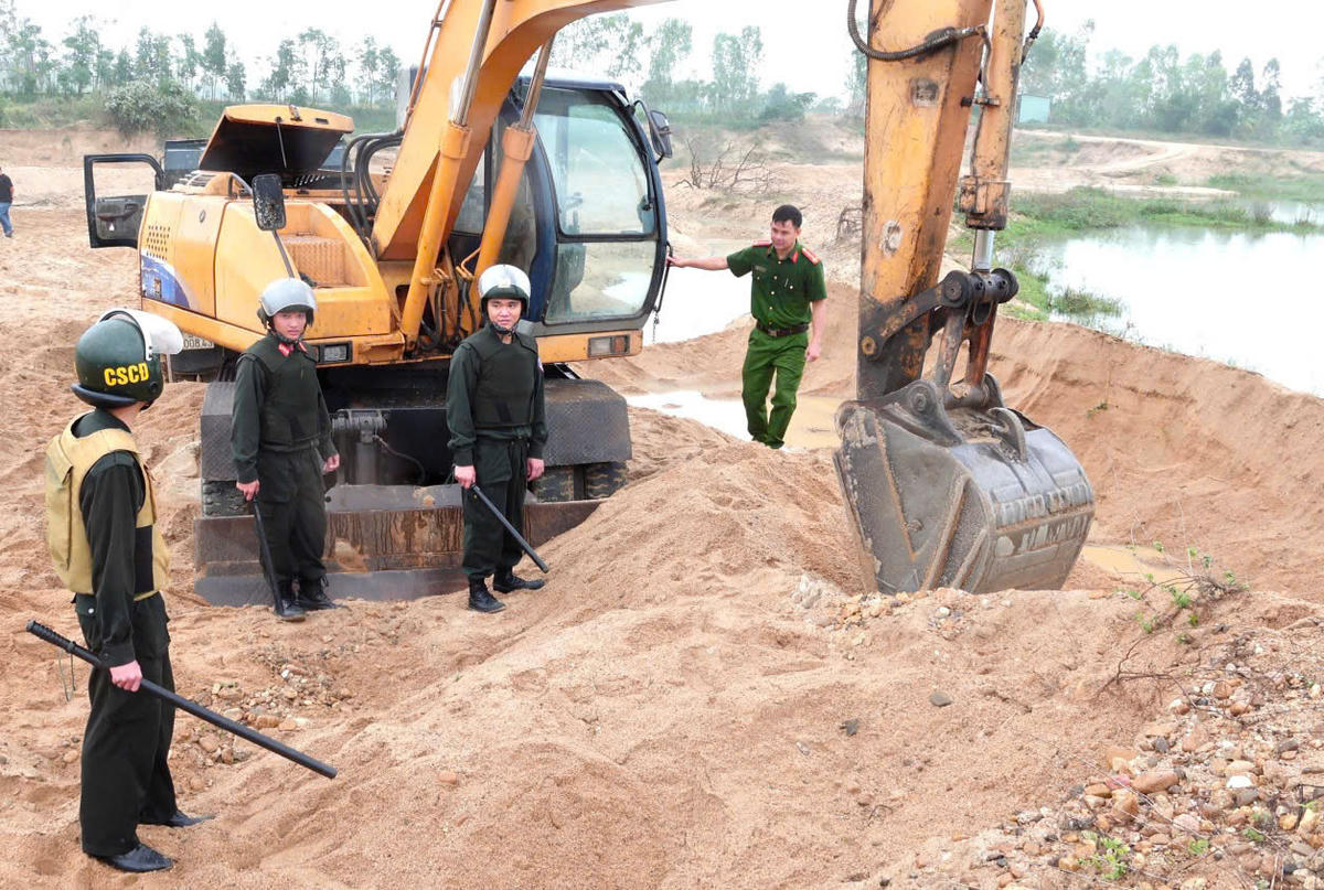 Lực lượng Công an bảo vệ hiện trường vụ việc khai thác khoáng sản trái phép tại xã Bình An. Ảnh: CA Gia Lai.