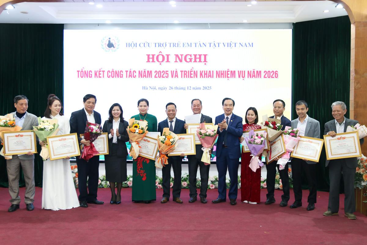 Trung ương Hội Cứu trợ trẻ em tàn tật Việt Nam trao tặng Bằng khen cho các tập thể, cá nhân tiêu biểu có thành tích xuất sắc trong công tác chăm sóc, trợ giúp trẻ em khuyết tật.