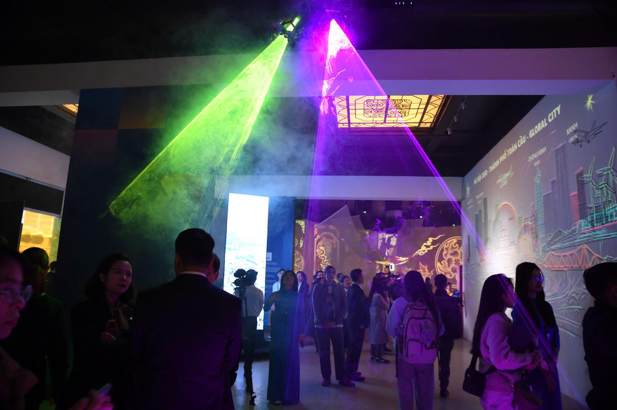 Triển lãm thu hút&nbsp; sự quan tâm đông đảo của công chúng. Ảnh: Phạm Sỹ.