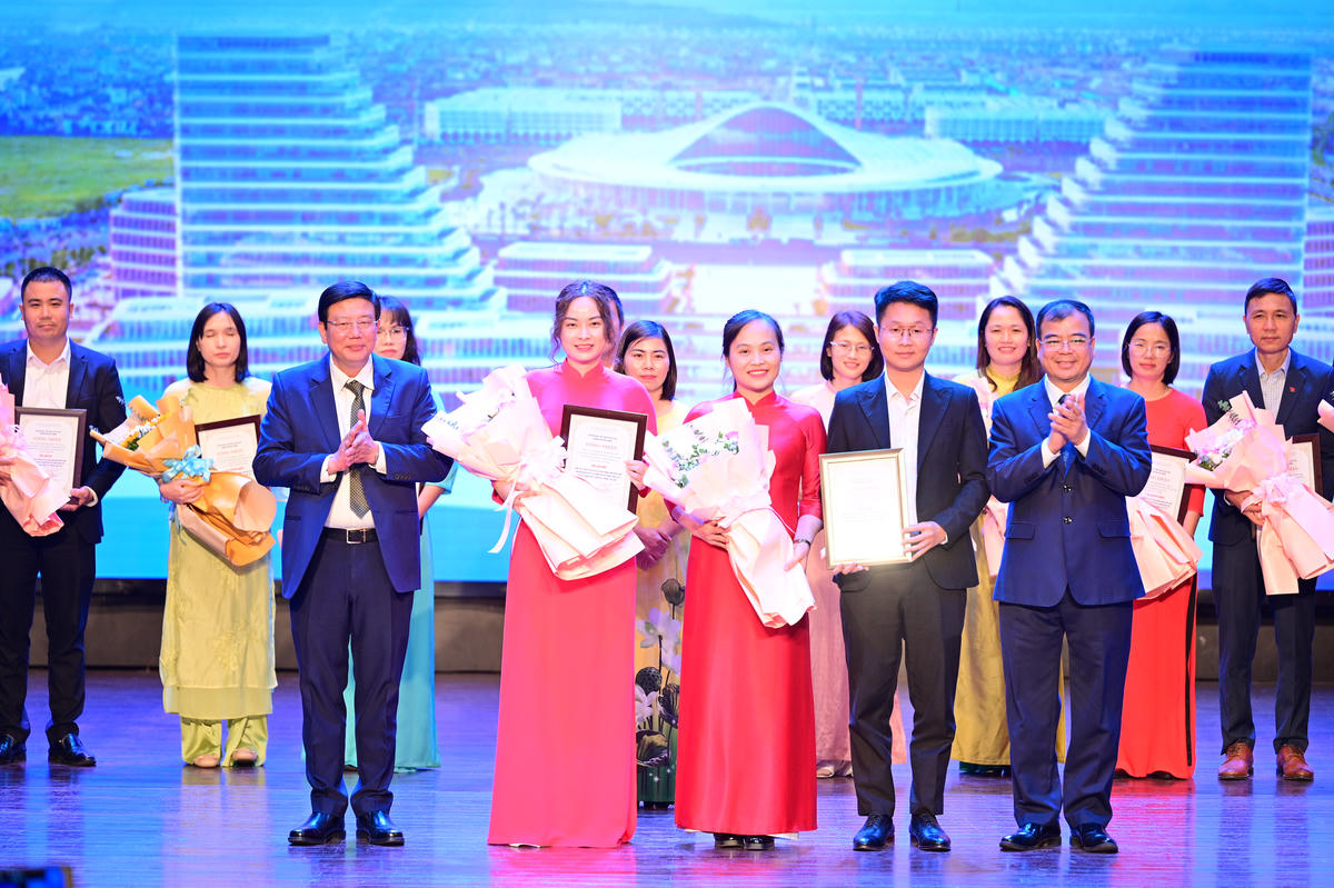 Các tác giả, nhóm tác giả đạt giải Nhì cuộc thi. Ảnh: ĐT. 