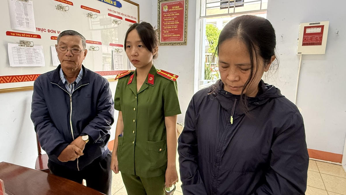 Bà Thao, Giám đốc, người đại diện theo pháp luật của Công ty TNHH MTV Thương mại và Dịch vụ Hoàng Quyến tại cơ quan điều tra. Ảnh: SĐ.