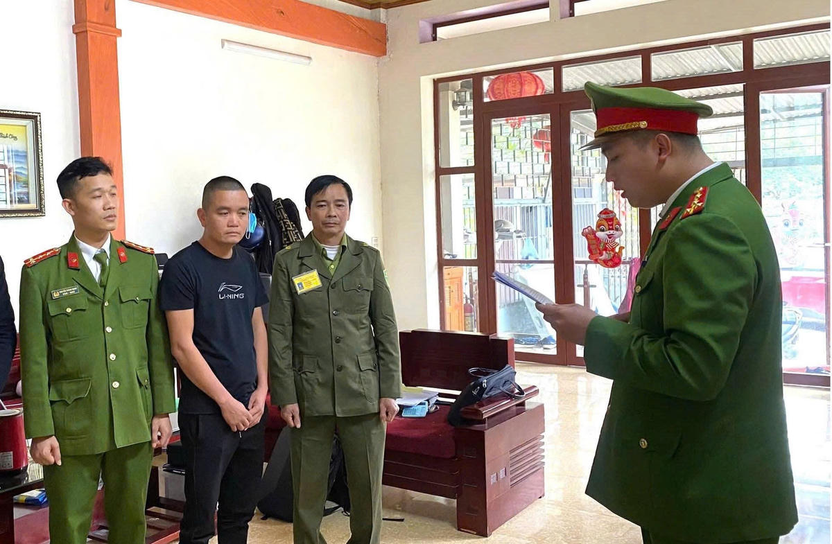 Cơ quan điều tra đọc lệnh khởi tố đối với Trần Xuân Nguyên. Ảnh: Công an tỉnh Lào Cai.