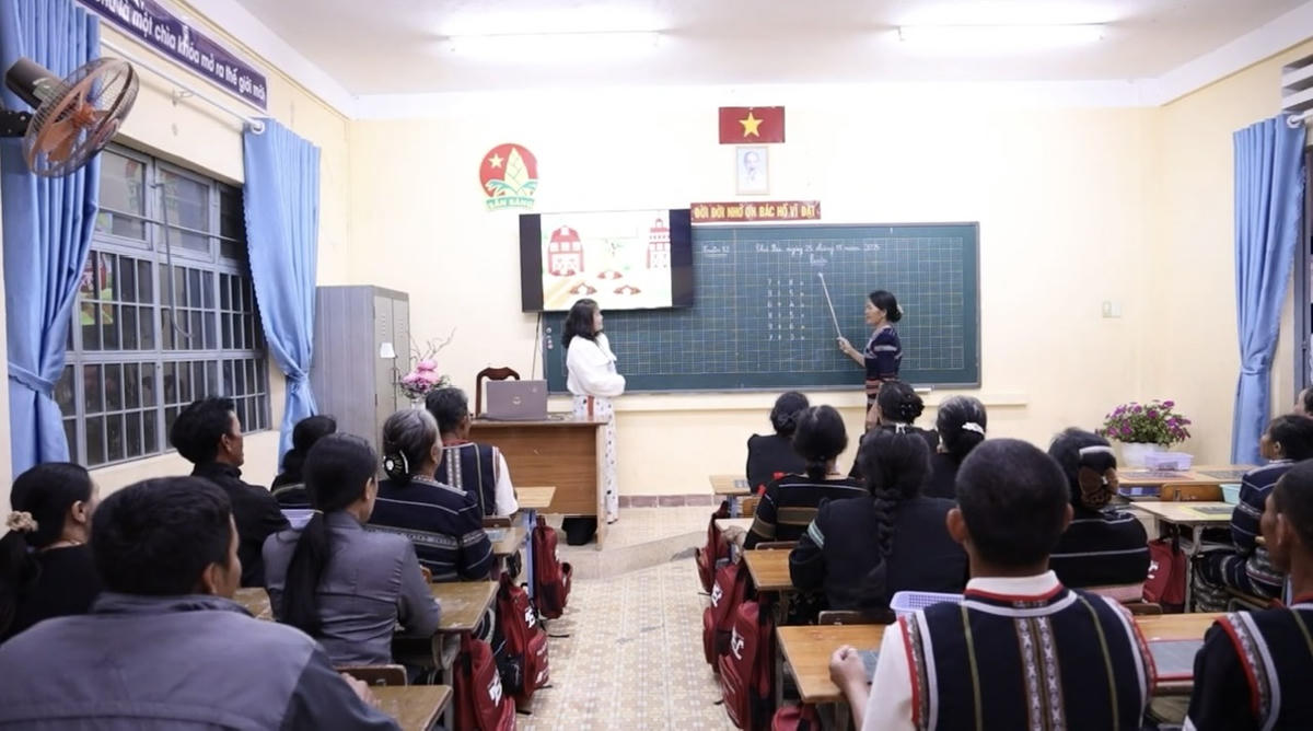 Các học viên tham gia lớp xóa mù chữ tại thôn Bré, xã Đức Trọng, tỉnh Lâm Đồng. Ảnh: MOET