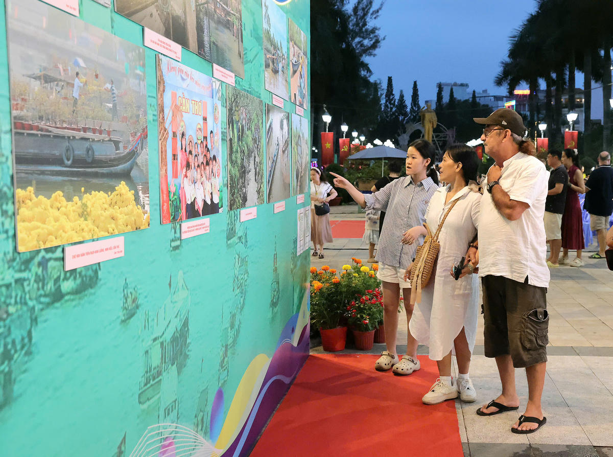 Du khách tham quan&nbsp;Triển lãm ảnh “Nhịp sống trên sông - Miền Tây xưa và nay”. (ảnh: Trung Phạm)