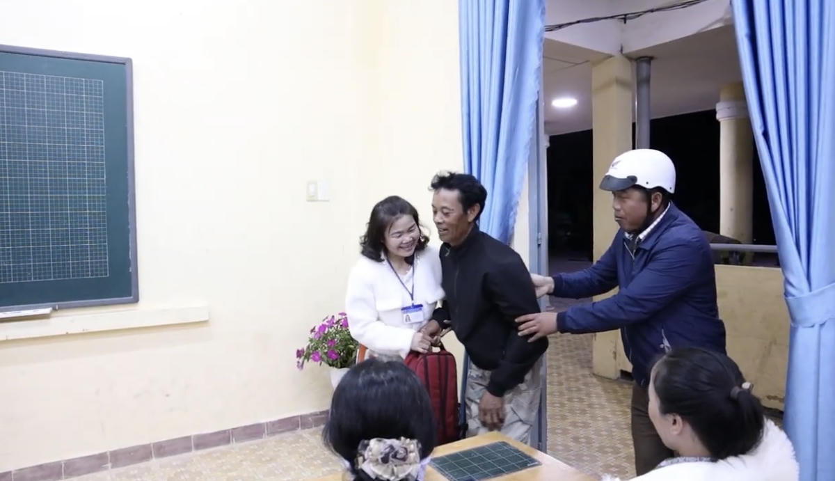 Anh Trương Văn Tuấn, Trưởng thôn Bré, xã Đức Trọng, tỉnh Lâm Đồng (ngoài cùng bên phải) đưa người dân bị đau chân tới lớp xóa mù chữ. Ảnh: MOET