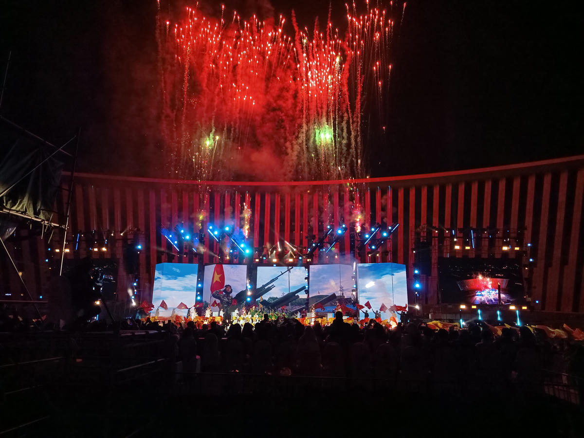Chương trình khép lại bằng màn pháo hoa ấn tượng, đem đến cho khán giả cảm xúc đặc biệt. Ảnh: Phạm Sỹ.