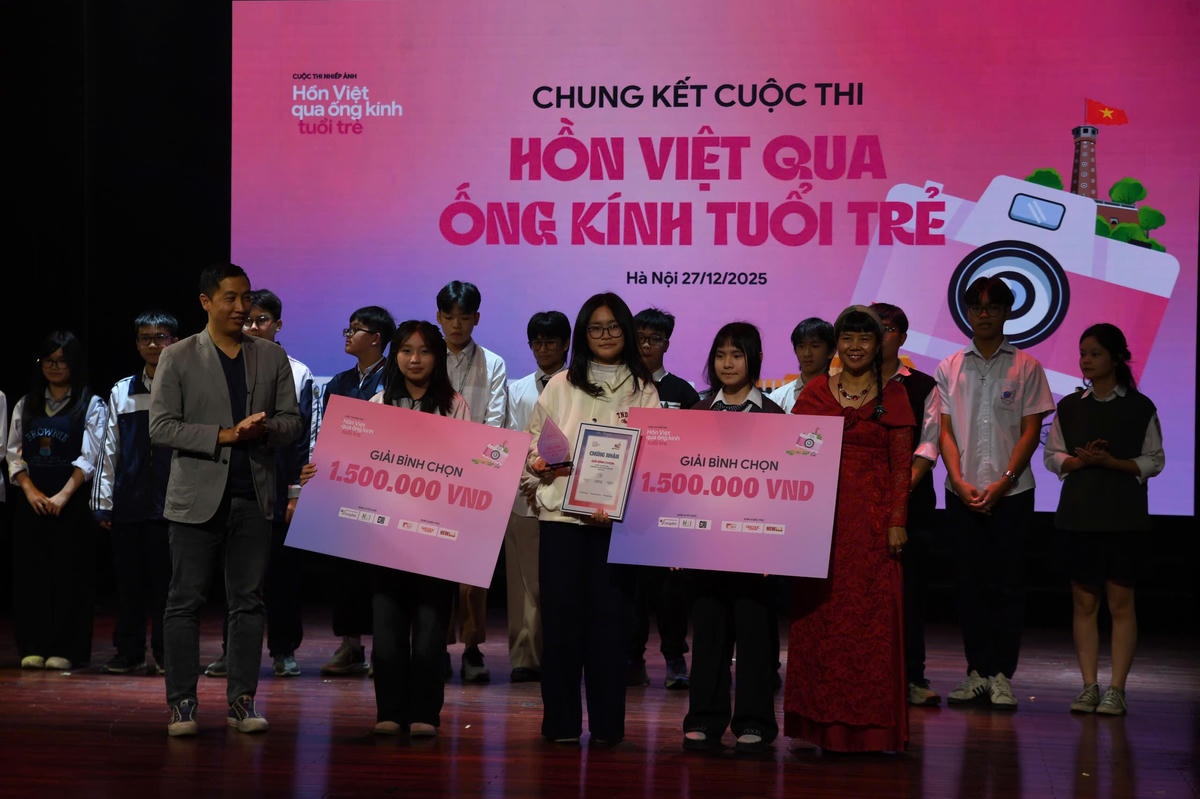 Các tác giả đoạt giải Bình chọn. Ảnh: Phạm Sỹ.