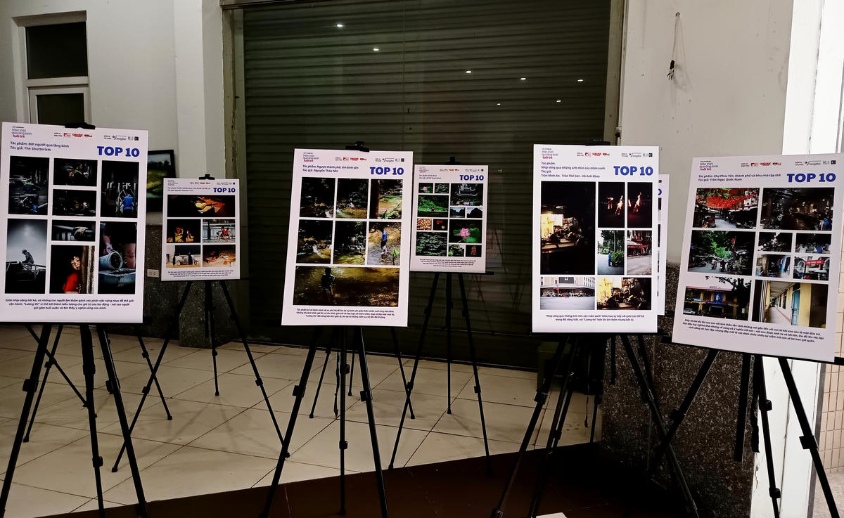 Không gian trưng bày tốp 10 tác phẩm lọt vòng chung kết cuộc thi "Hồn Việt qua ống kính tuổi trẻ". Ảnh: Phạm Sỹ.&nbsp;