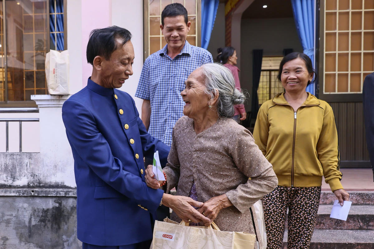 Hiệp sĩ Đại Thánh giá Lê Đức Thịnh thăm hỏi và trao quà tri ân cho các gia đình chính sách và người có công với cách mạng trên địa bàn tỉnh Gia Lai (Bình Định cũ). Ảnh: Quang Vinh.&nbsp;