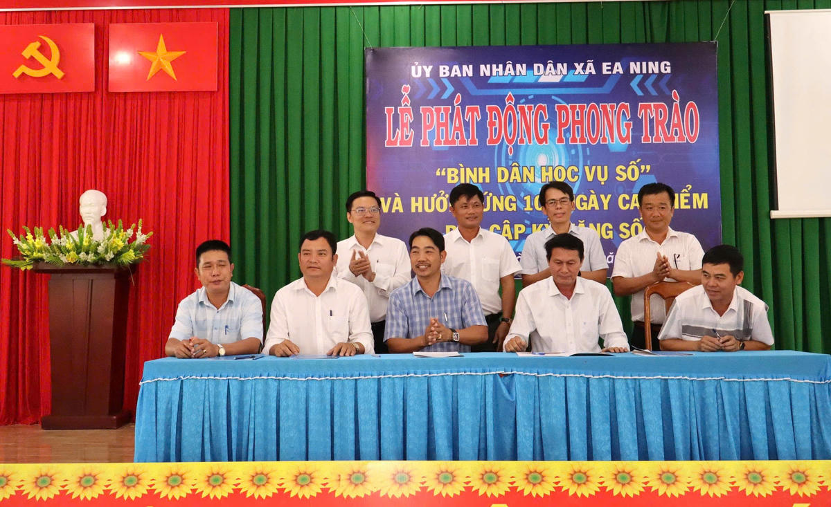 Đại diện khối doanh nghiệp, cơ quan chính quyền, Cơ quan MTTQ, đơn vị sự nghiệp giáo dục và thôn, buôn ký giao ước thi đua đẩy mạnh phong trào "Bình dân học vụ số". Ảnh: eaning.daklak.gov.vn