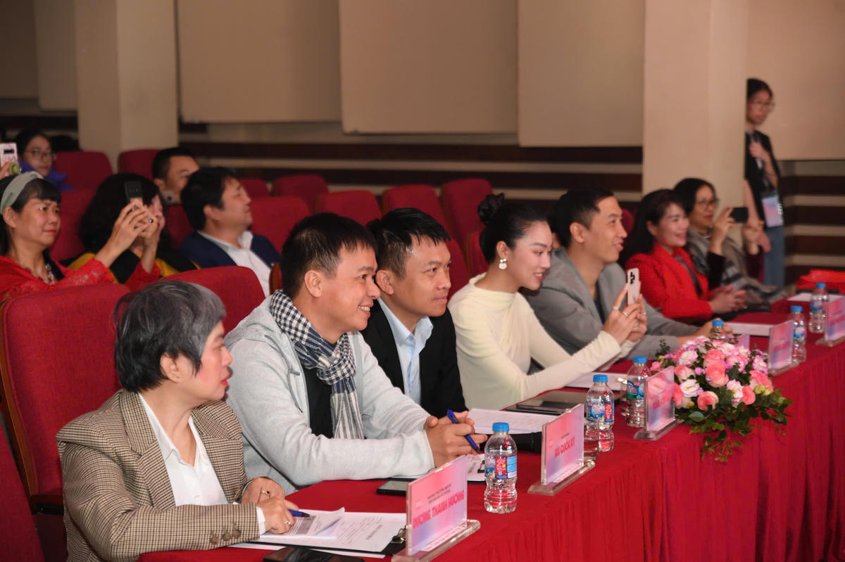 Ban giám khảo vòng Chung kết cuộc thi “Hồn Việt qua ống kính tuổi trẻ”. Ảnh: Phạm Sỹ.