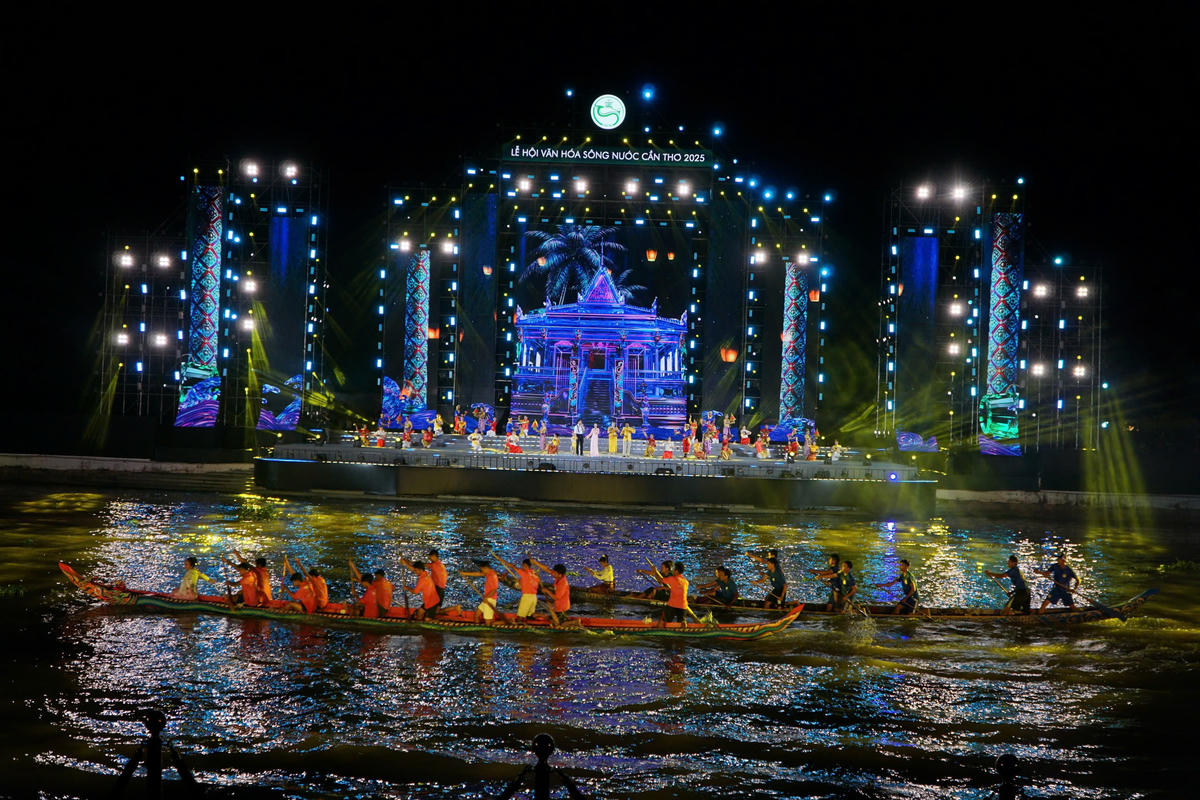Chương trình nghệ thuật tại lễ khai mạc Lễ hội Văn hóa Sông nước Cần Thơ năm 2025. (ảnh: Văn Dương)