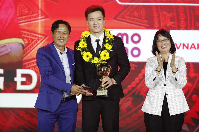 Tiền vệ Hoàng Đức hoàn tất "hattrick" giải thưởng Quả bóng Vàng Việt Nam