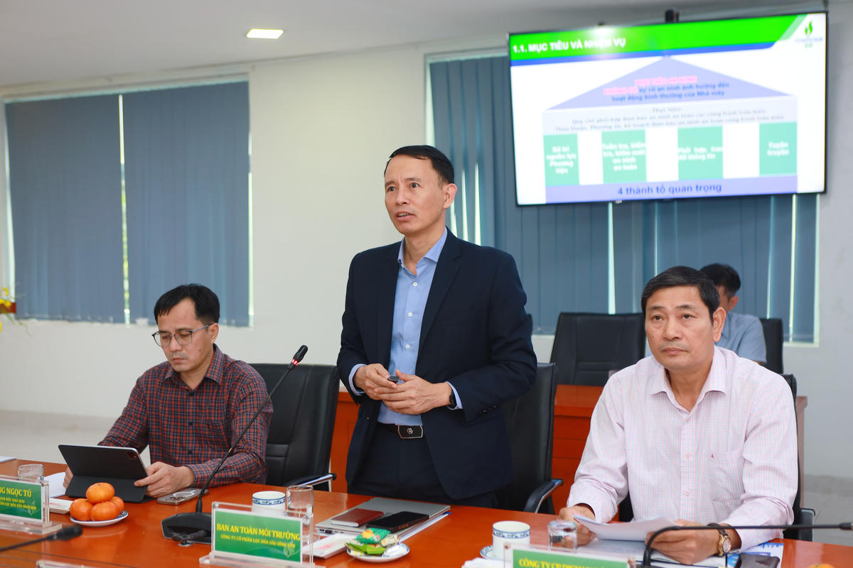 Trưởng Ban An toàn Môi trường BSR Nguyễn Quang Hưng trình bày báo cáo tại Hội nghị về công tác phối hợp bảo vệ an ninh, an toàn cho NMLD Dung Quất.