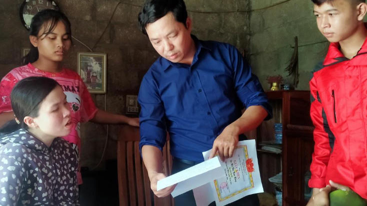 Giáo viên đi vận động học viên học lớp xóa mù chữ. Ảnh: NVCC