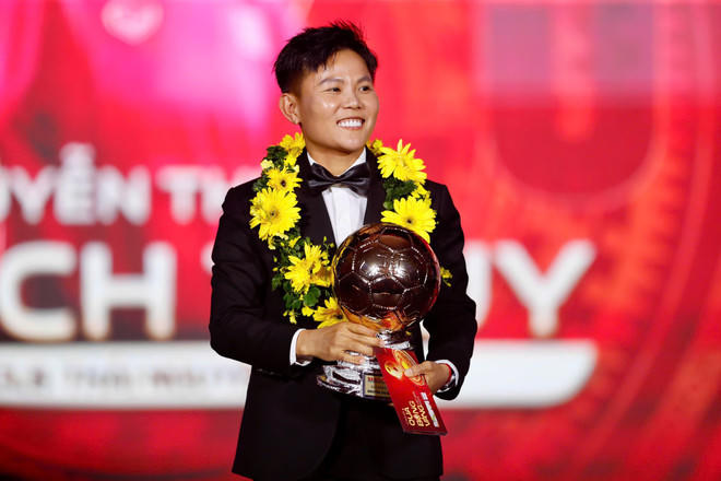 Bích Thùy nhận danh hiệu Quả bóng Vàng Nữ năm 2025. (Ảnh: sggp)