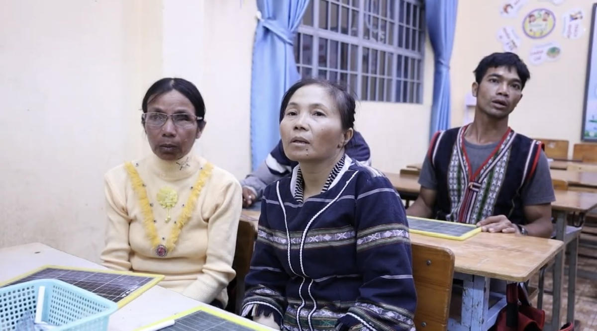 Những “cầu nối vàng” đưa con chữ về với bản làng