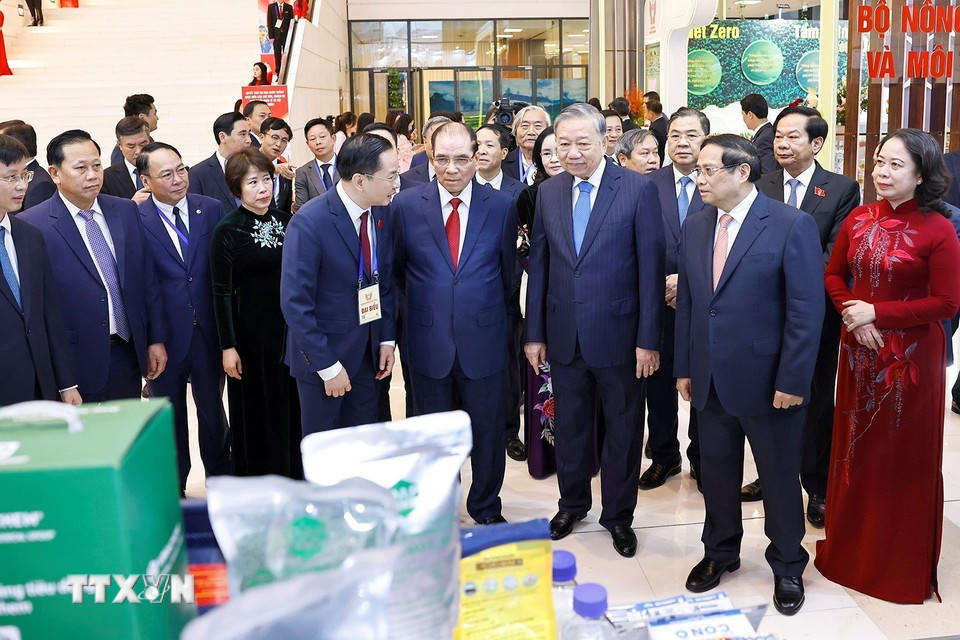 Tổng Bí thư Tô Lâm cùng các đồng chí lãnh đạo, nguyên lãnh đạo Đảng và Nhà nước tham quan các gian trưng bày tại đại hội. (Ảnh: Doãn Tấn/TTXVN)