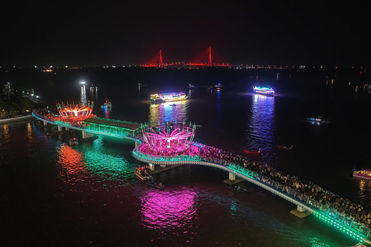 Người dân chen kín khu vực cầu đi bộ Ninh Kiều trong đêm khai mạc. (ảnh: Trung Phạm)