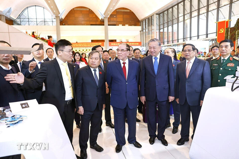 Tổng Bí thư Tô Lâm cùng các đồng chí lãnh đạo, nguyên lãnh đạo Đảng và Nhà nước tham quan các gian trưng bày tại đại hội. (Ảnh: Doãn Tấn/TTXVN)
