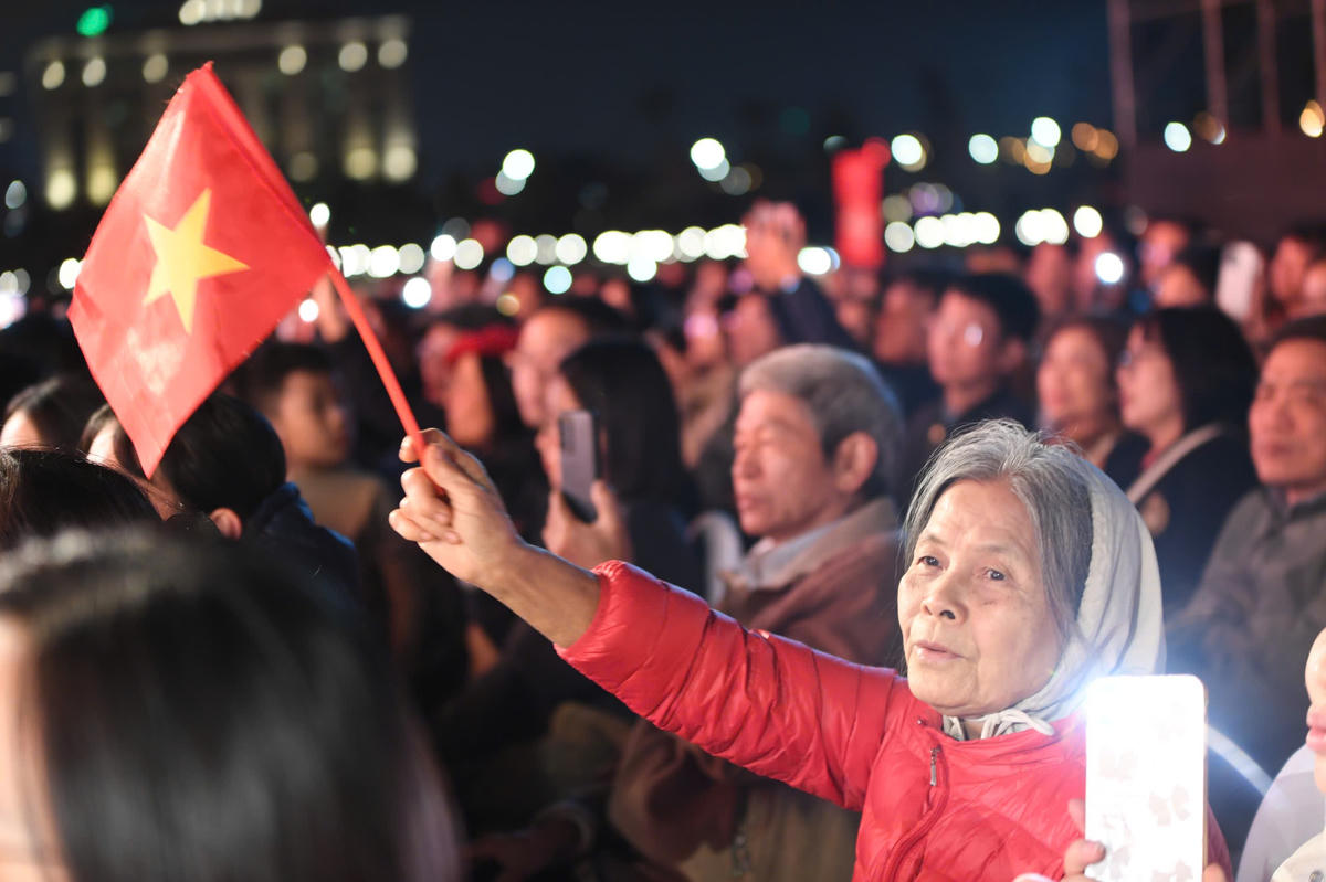 Khán giả đã được hoà mình vào ký ức hào hùng của dân tộc. Ảnh: Phạm Sỹ.

