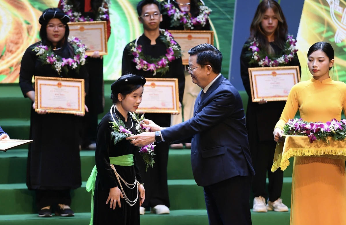 Phó Thủ tướng Mai Văn Chính trao bằng khen cho các em học sinh, sinh viên, thanh niên DTTS xuất sắc, tiêu biểu năm 2025.