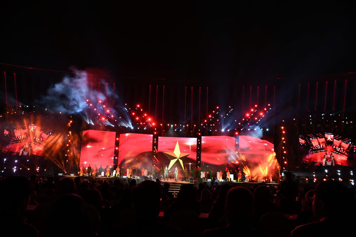 Không gian ngoài trời của Bảo tàng Lịch sử Quân sự Việt Nam được biến hóa thành một sân khấu nghệ thuật hoành tráng. Ảnh: Phạm Sỹ.