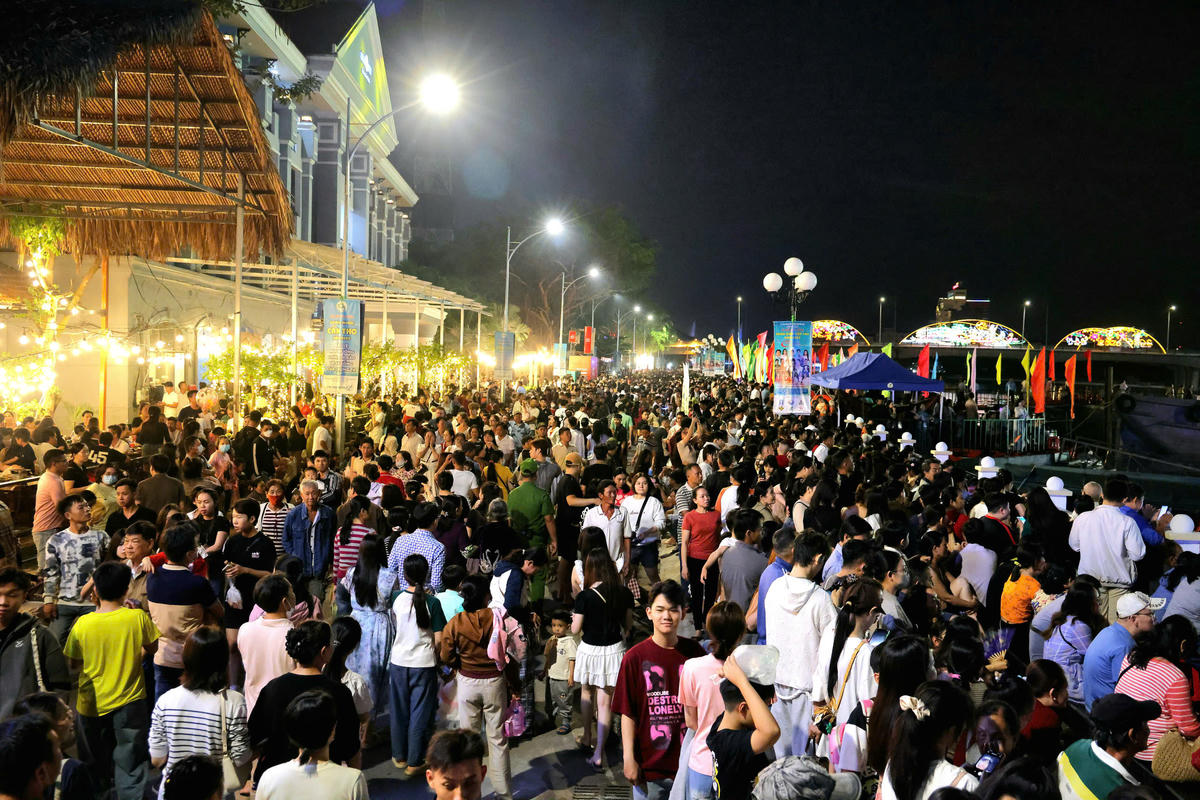 Rất đông du khách từ khắp nơi đến Cần Thơ xem Chương trình nghệ thuật khai mạc Lễ hội Văn hóa Sông nước Cần Thơ năm 2025. (ảnh: Trung Phạm)