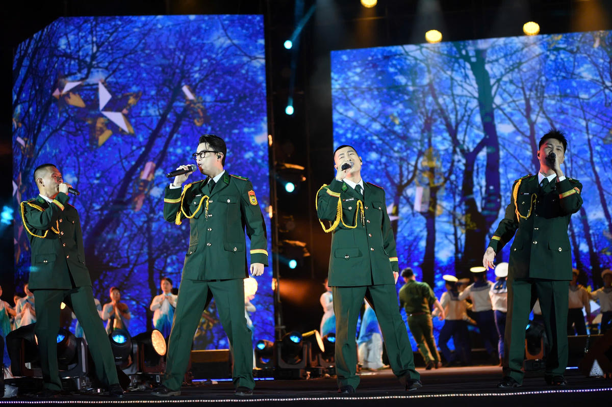 Khán giả được sống lại những ký ức hào hùng qua giọng ca của những nghệ sĩ gạo cội, gắn liền với dòng nhạc cách mạng như NSND Thế Hiển, NSƯT Vũ Thắng Lợi, Xuân Hảo… Ảnh: Phạm Sỹ.