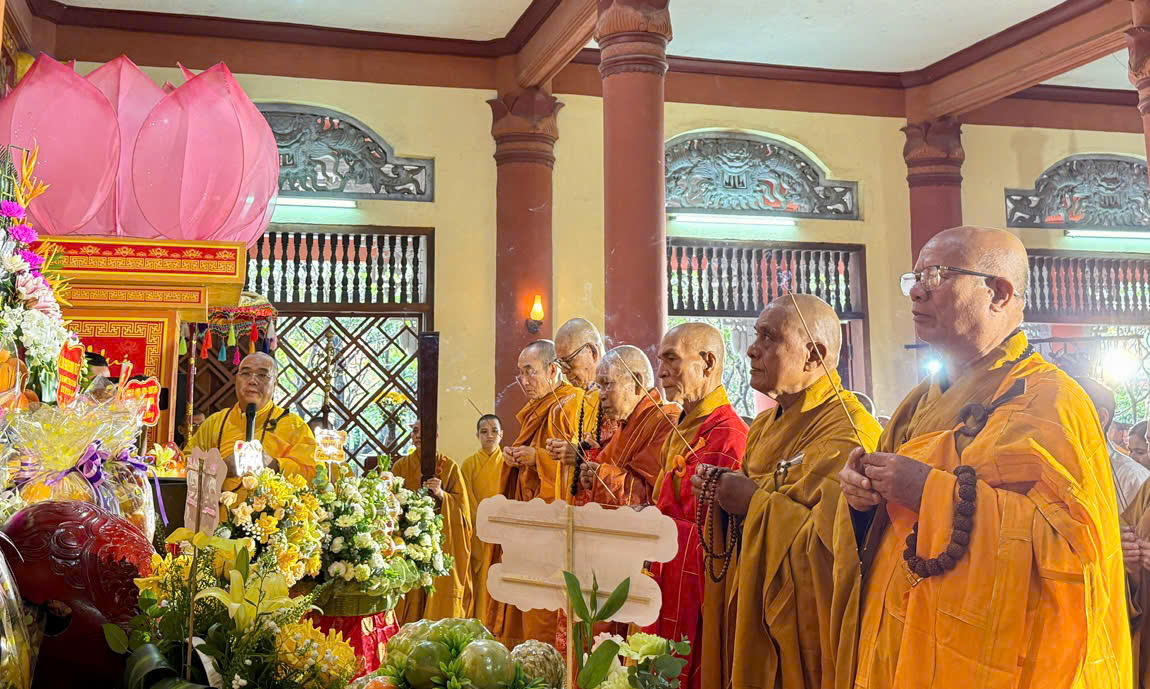 Các đại biểu và đồng bào nhất tâm cầu nguyện cho hương linh những người đã khuất. Ảnh: PT.