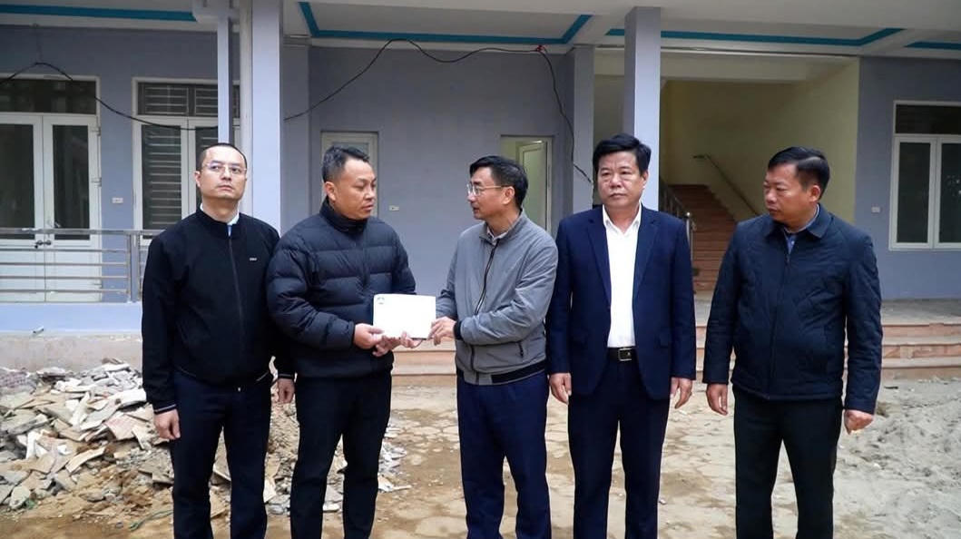 Đoàn công tác của Ủy ban MTTQ Việt Nam tỉnh Lào Cai đã kịp thời có mặt để thăm hỏi, động viên và trao hỗ trợ cho các gia đình có người gặp nạn. Ảnh: Thanh Xuân.