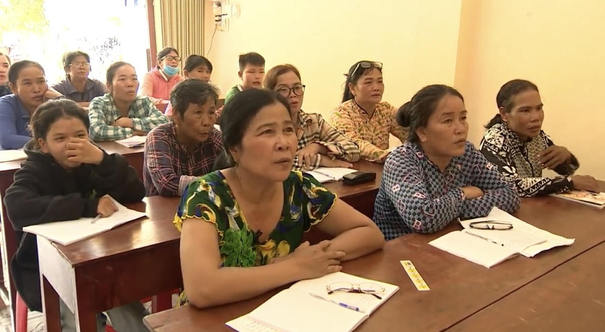 Người dân tham gia các lớp xóa mù chữ. Ảnh: MOET