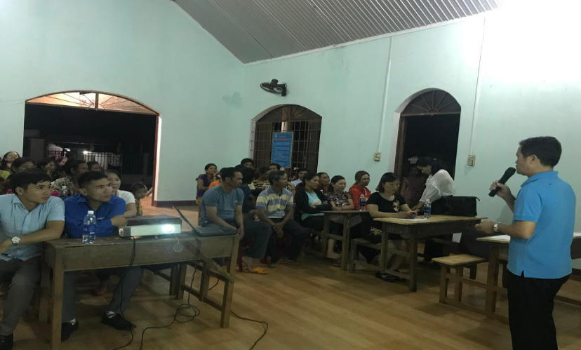 Ông Phạm Xuân Thủy - Phó Bí thư Đảng ủy (xã Đăk Gằn cũ) trong buổi tuyên truyền, vận động học viên ra lớp. Ảnh: NVCC