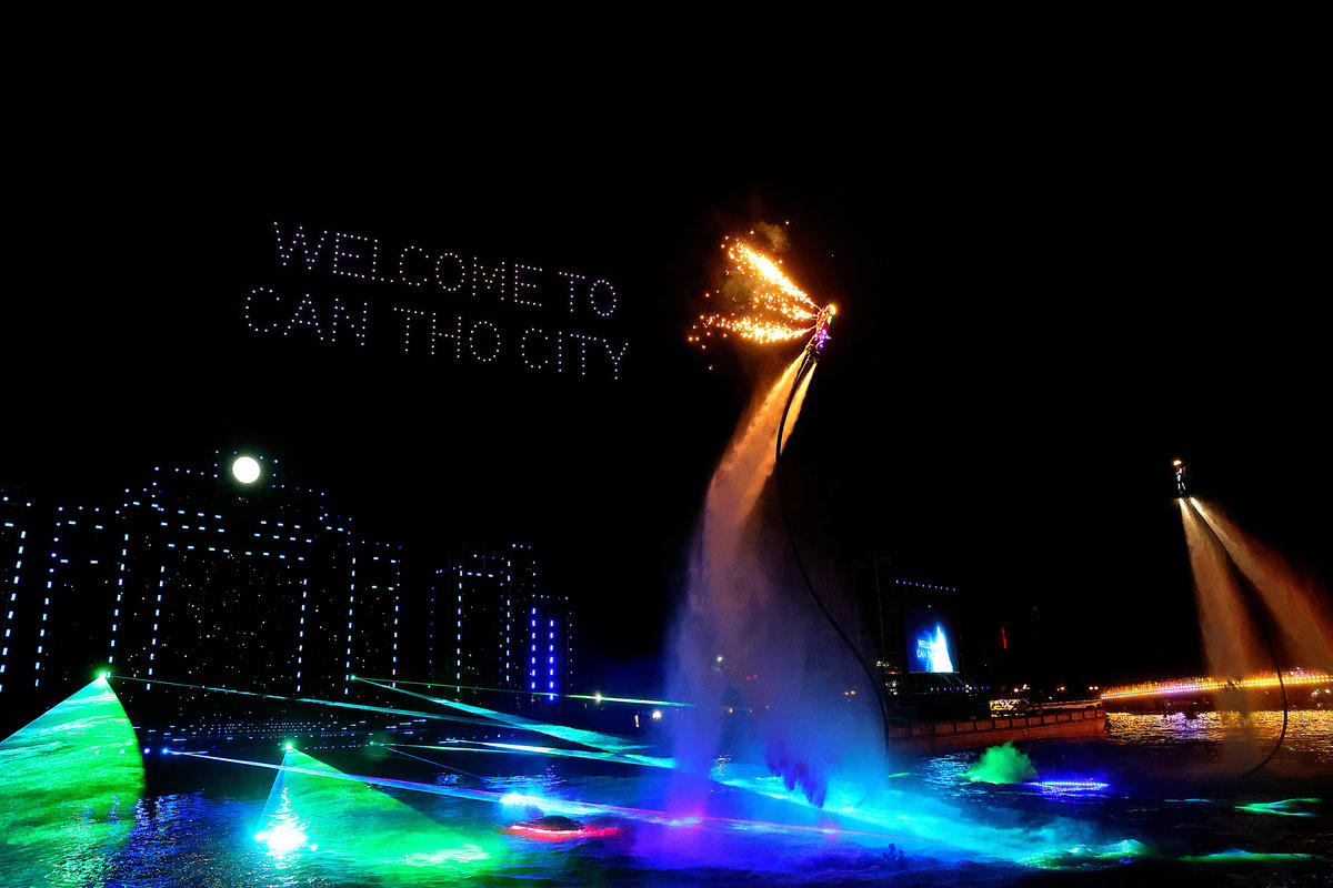 Trình diễn drone kết hợp nghệ thuật laser, hiệu ứng kỹ xảo sân khấu và trình diễn Flyboard chào mừng khai mạc Lễ hội Văn hóa Sông nước Cần Thơ năm 2025. (ảnh: Trung Phạm)