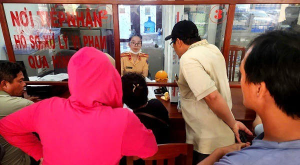 Người dân vi phạm giao thông đến cơ quan chức năng nộp phạt. Ảnh: CA Gia Lai.