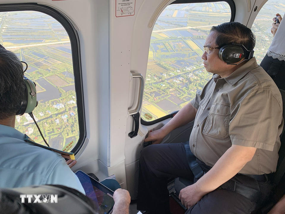 Thủ tướng Phạm Minh Chính thị sát tuyến đường bộ cao tốc Cà Mau-Đất Mũi, tuyến giao thông ra đảo Hòn Khoai và Cảng tổng hợp lưỡng dụng Hòn Khoai từ trực thăng. (Ảnh: Dương Giang/TTXVN).