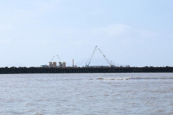 Các đơn vị thi công tuyến giao thông ra đảo Hòn Khoai và Cảng tổng hợp lưỡng dụng Hòn Khoai. (Ảnh: Dương Giang/TTXVN).