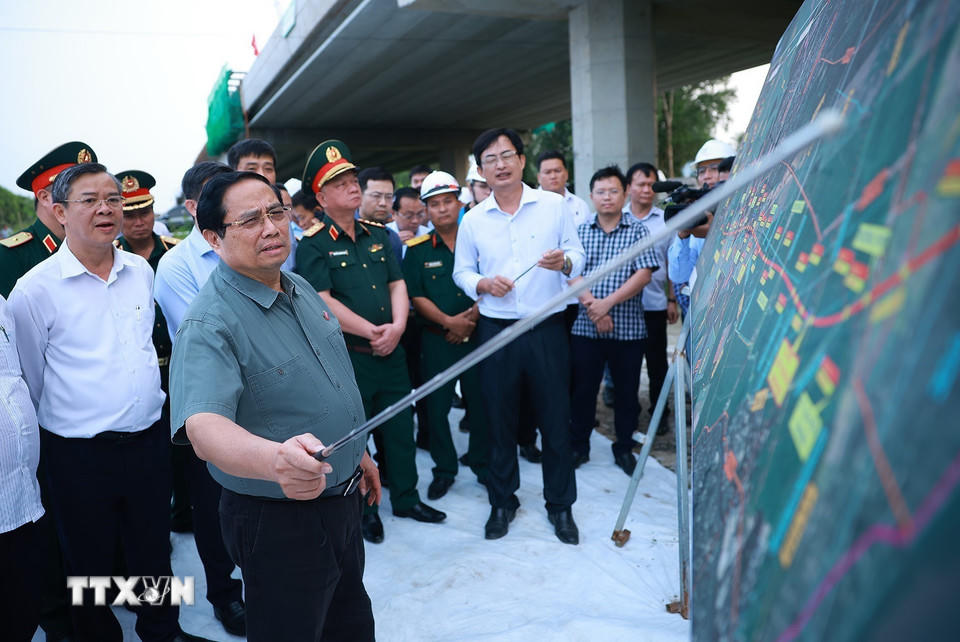 Thủ tướng Phạm Minh Chính kiểm tra tiến độ thi công dự án cao tốc Châu Đốc-Cần Thơ-Sóc Trăng đoạn qua xã Long Hưng, thành phố Cần Thơ. (Ảnh: Dương Giang/TTXVN).