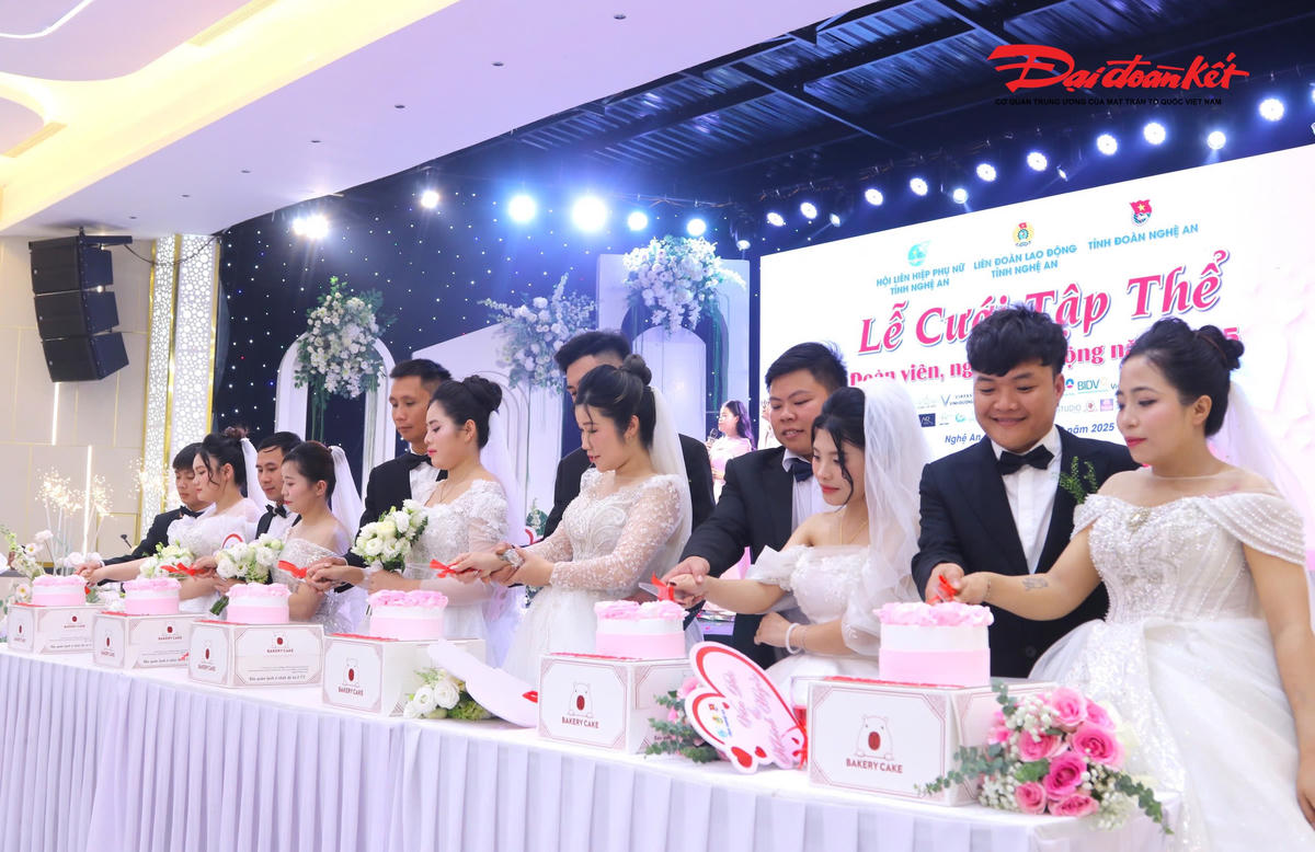 Các cặp đôi thực hiện nghi thức cắt bánh tại lễ cưới. Ảnh: ĐB