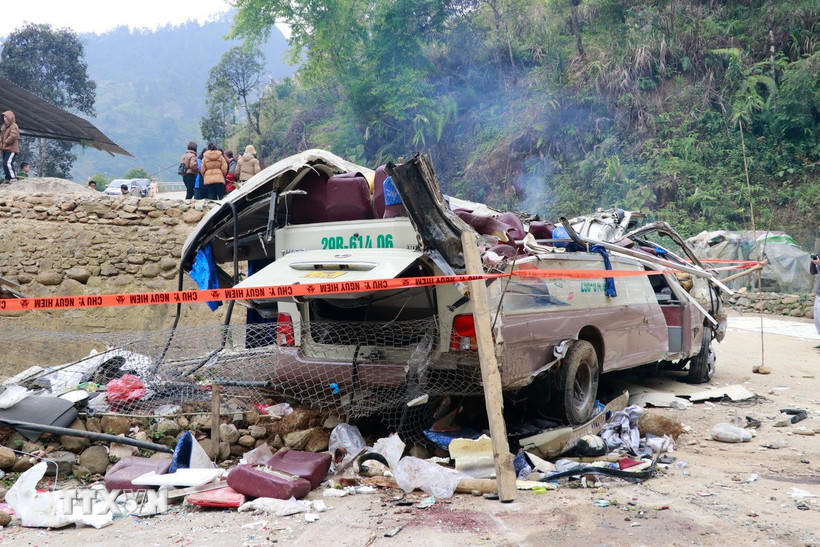 Chiếc xe ôtô bị biến dạng sau khi bị lật. (Ảnh: Đinh Thùy/TTXVN).