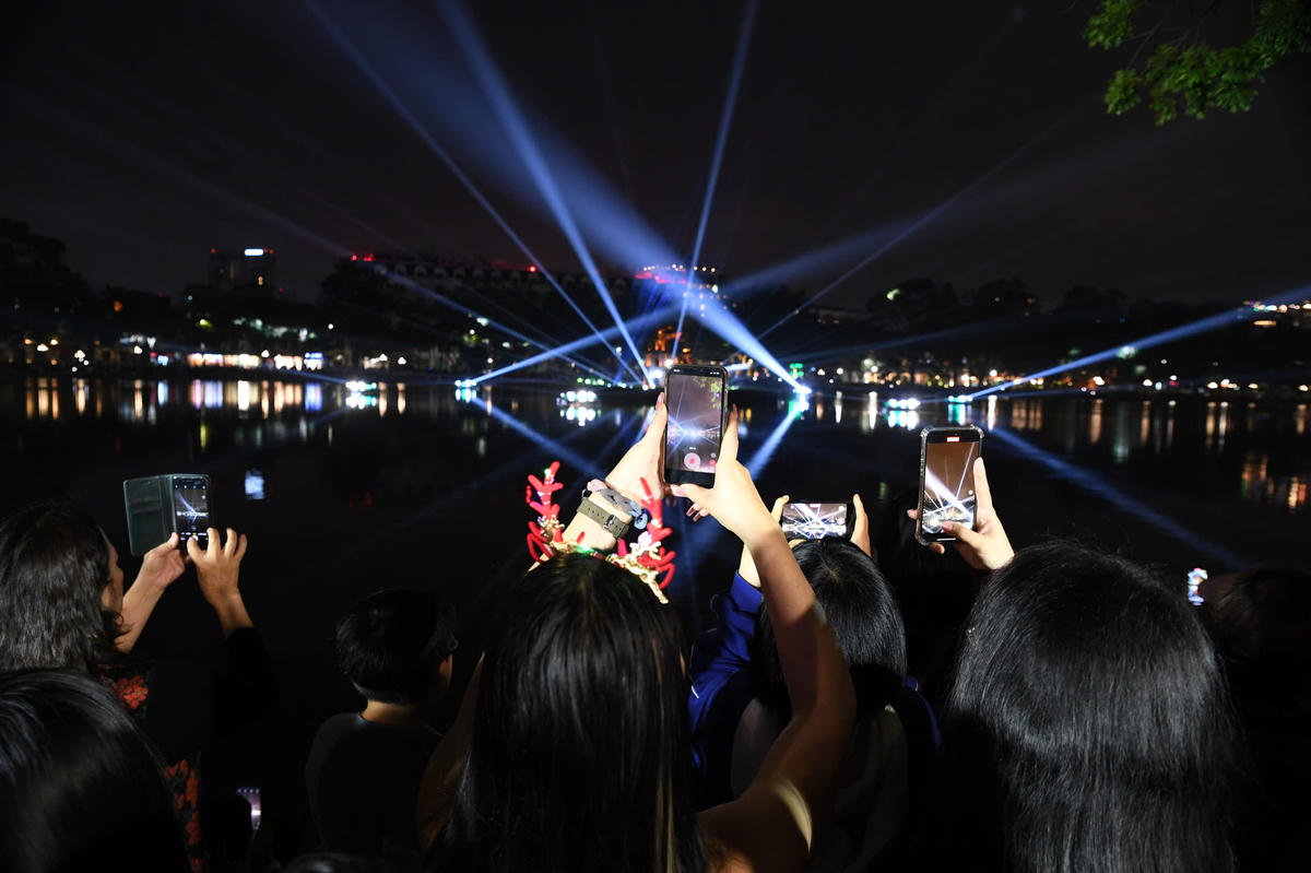 Không gian chiếu sáng nghệ thuật Hồ Gươm – Tháp Rùa hấp dẫn người dân và du khách. Ảnh: P. Sỹ.