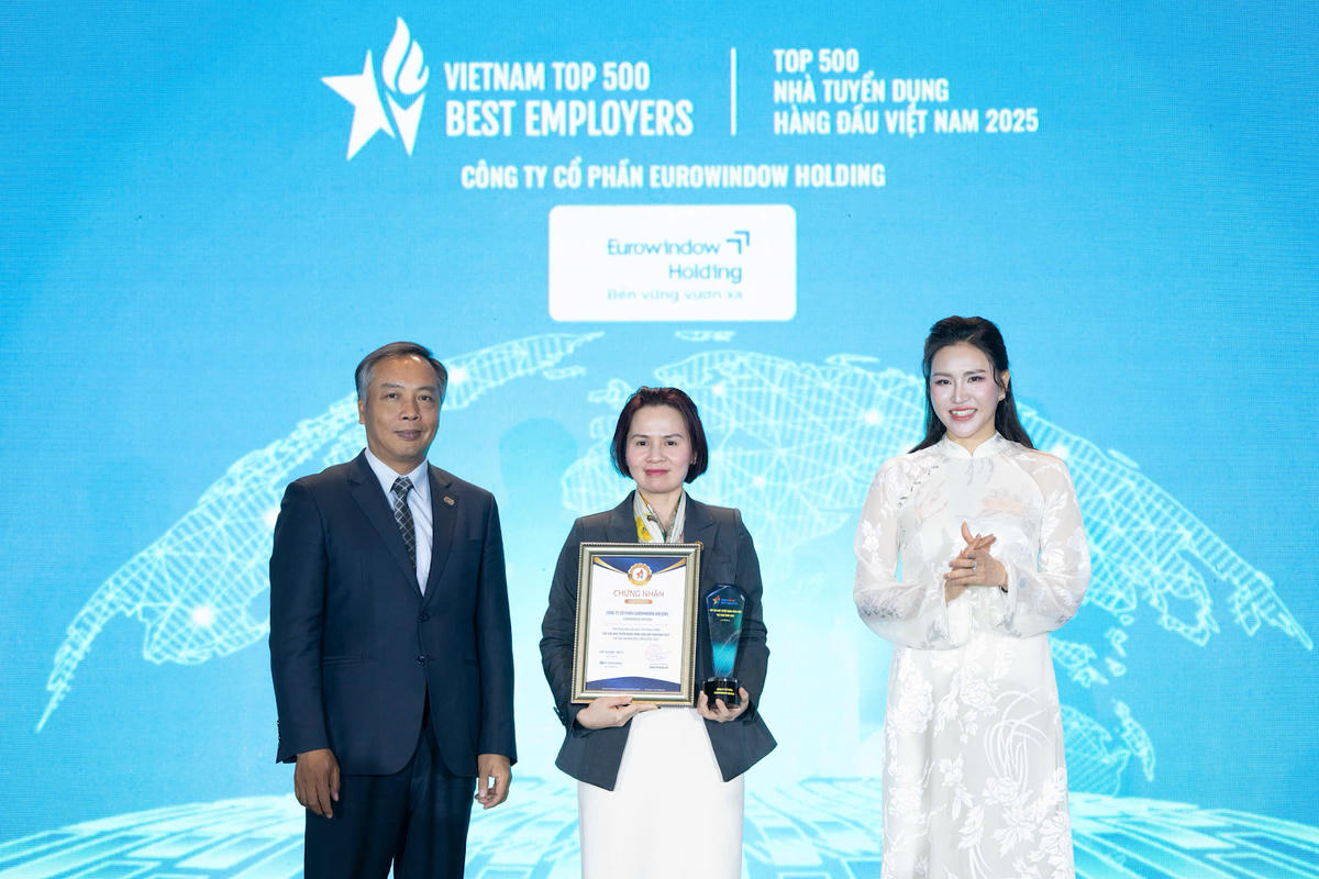 Bà Lại Ngọc Dung - Giám đốc Eurowindow Holding đón nhận cúp và bằng khen Top 500 Nhà tuyển dụng hàng đầu Việt Nam 2025
