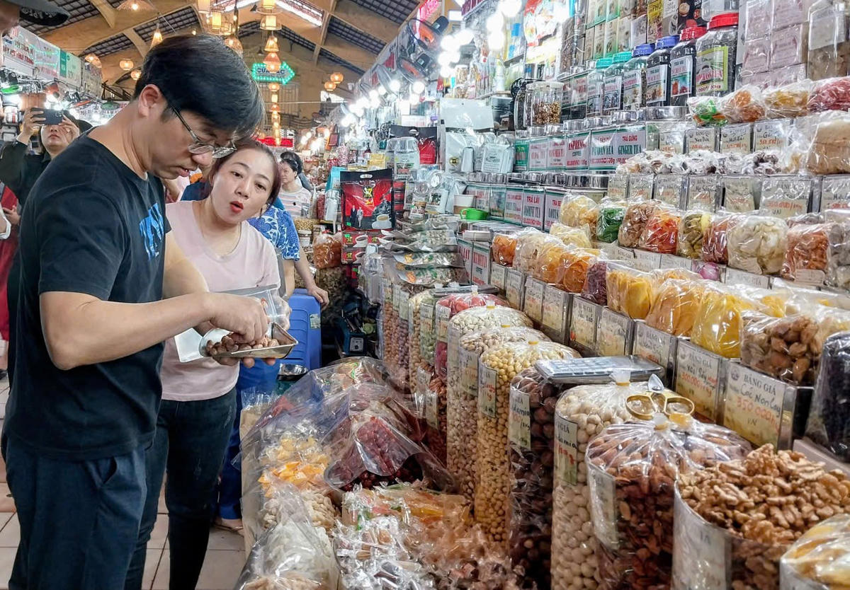 Tại chợ truyền thống, bánh mứt Tết cũng đã về đầy chợ. Ảnh: S.X.