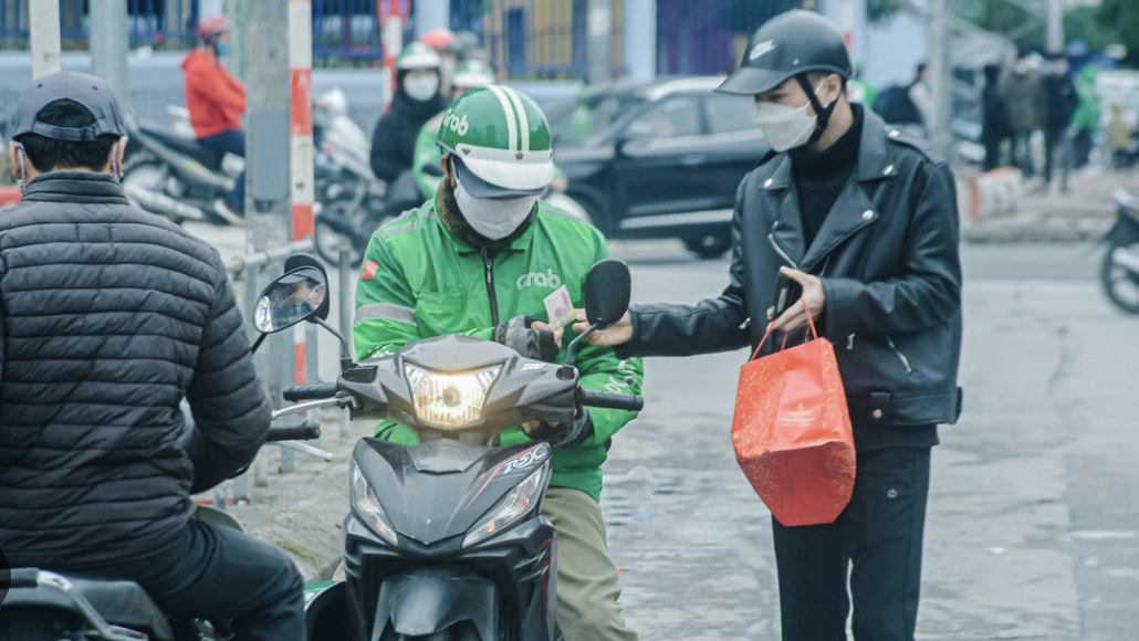 Hình ảnh tài xế lái xe công nghệ.