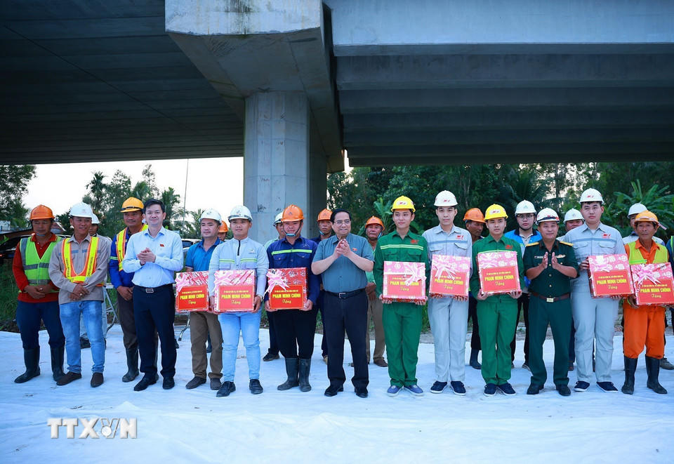 Thủ tướng Phạm Minh Chính tặng quà động viên các kỹ sư, công nhân thi công dự án cao tốc Châu Đốc-Cần Thơ-Sóc Trăng. (Ảnh: Dương Giang/TTXVN).